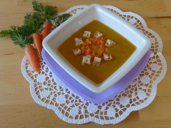 SOUPE À LA CRÈME AVEC CROÛTONS