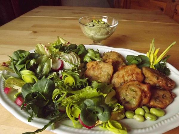 FRITTELLE DI PORRI CON PURE’ DI FAVE E MISTICANZA