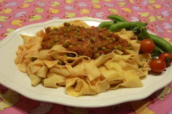 PAPPARDELLE CON “BISI ROSSI”