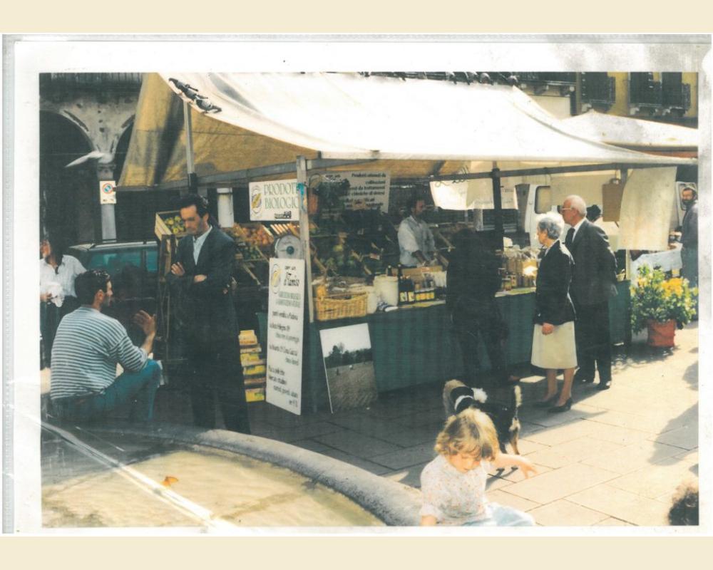 il banchetto in piazza della Frutta negli anni '80